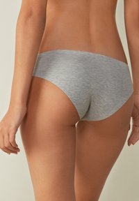 Grijze katoenen hipsteronderbroek met een gladde textuur en een lage taille, voorzien van een naadloos ontwerp en zonder zichtbare hardware.