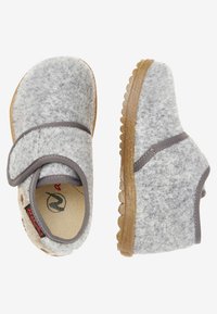 Szare filcowe kapcie z zapięciem na rzep, gumową podeszwą, zaokrąglonym kształtem i kontrastującymi, szarymi wykończeniami. Miękka tekstura z minimalnymi ozdobami.