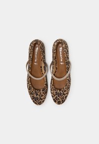 Paire de ballerines imprimé léopard avec des brides ornées de strass et des semelles intérieures marron, taille 41, sur un fond gris clair uni.