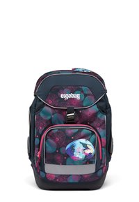 Sac à dos bleu marine avec des motifs floraux roses, plusieurs compartiments, poche zippée à l'avant et un patch graphique coloré. Dos et bretelles rembourrés.