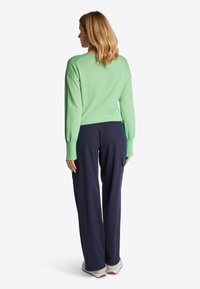 Rich & Royal MIT WEITEM AUSSCHNITT - Strickpullover - green tea
