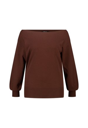 Bruine off-shoulder trui met lange ballonmouwen en geribde boorden en zoom, afgebeeld tegen een witte achtergrond.