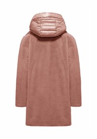 Cappotto rosa antico con una texture morbida, maniche lunghe e un cappuccio soffice e imbottito. Design semplice senza chiusure o decorazioni visibili.
