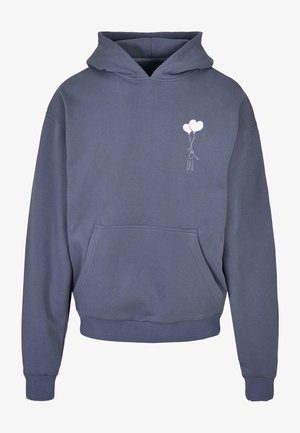 Sinine-halli kangast kapuutsiga pusa, millel on eesmine tasku ja rinnal valge graafika kujutisega, kus figuur hoiab õhupalle.