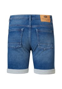 Shorts de denim en un lavado azul medio condo doblez en los puños, bolsillos traseros duales y una etiqueta de cuero que detalla la marca en la cintura.