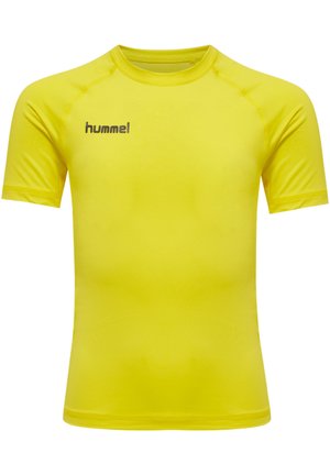 Lys gul kortærmet træningsskjorte med en tætsiddende pasform. Har flade sømme og et Hummel-logo i brunt på venstre brystområde.