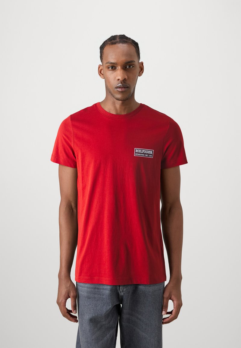Tommy Hilfiger BADGE TEE - Printtipaita - dark magma