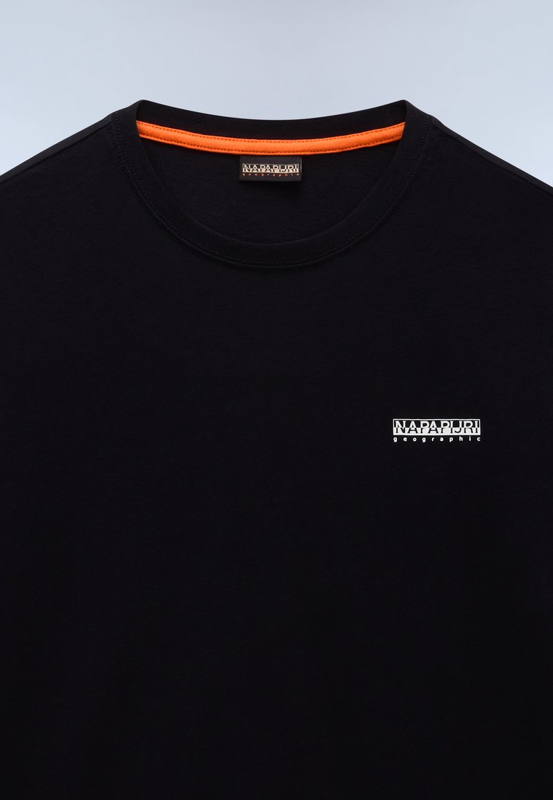 T-shirt in cotone nero con colletto a giro. Presenta un accento arancione sul collo e un logo bianco sulla parte sinistra del petto.