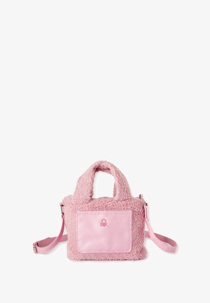 Różowa torba na ramię z sztucznego futra z gładką różową przednią kieszenią ze skóry, krótkimi uchwytami i odpinanym paskiem na ramię. Z logo jako akcentem.