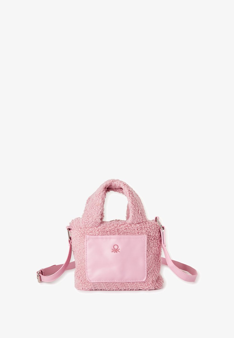 Różowa torba na ramię z sztucznego futra z gładką różową przednią kieszenią ze skóry, krótkimi uchwytami i odpinanym paskiem na ramię. Z logo jako akcentem.