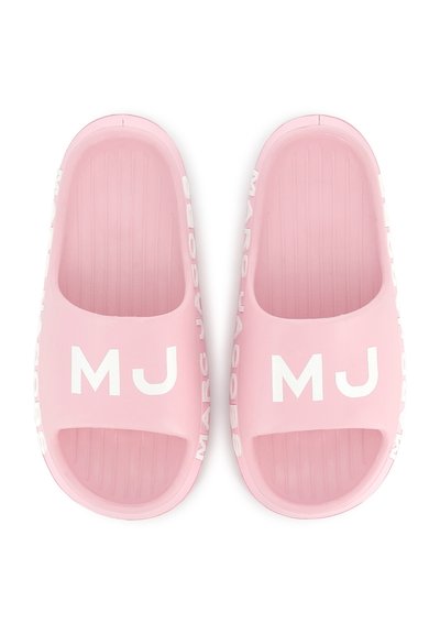 Sandali infradito in gomma rosa con aperture larghe, suole scanalate e testo bianco "MJ" e "MARC JACOBS" sui lati.