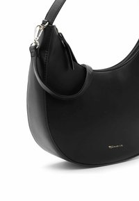 Černá veganská kožená taška přes rameno s zakřiveným tvarem, zipovým uzávěrem a odnímatelným popruhem. Obsahuje jemný zlatý logotyp.