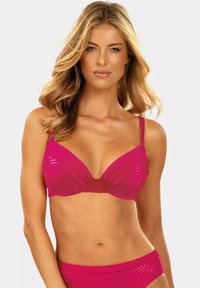 Jasnoróżowy biustonosz bikini z fiszbinami i teksturą prążkowaną. Zawiera regulowane ramiączka oraz centralny detal w formie skrętu. Pasująca część dolna nie jest pokazana.