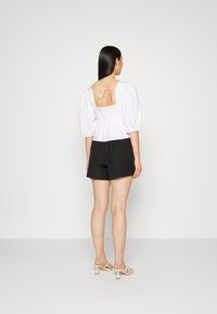 Abercrombie & Fitch FLUTTER CINCH FRONT FAUX FASHION - T-shirt básica - white