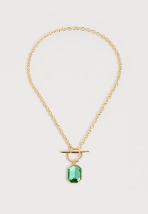 Guldkæde med rektangulær grøn ædelsten vedhæng og en lås foran i midten mod en hvid baggrund.