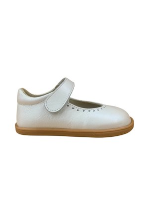 Zapato Mary Jane de cuero blanco con una correa de Velcro y un diseño perforado en la parte superior, con una suela de goma de color marrón claro.