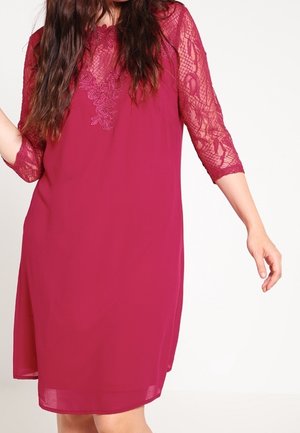 Fuchsia Kleid mit dreiviertellangen Spitzeärmeln und gestickten Details am Oberteil. Weicher, fließender Stoff mit entspanntem Schnitt.