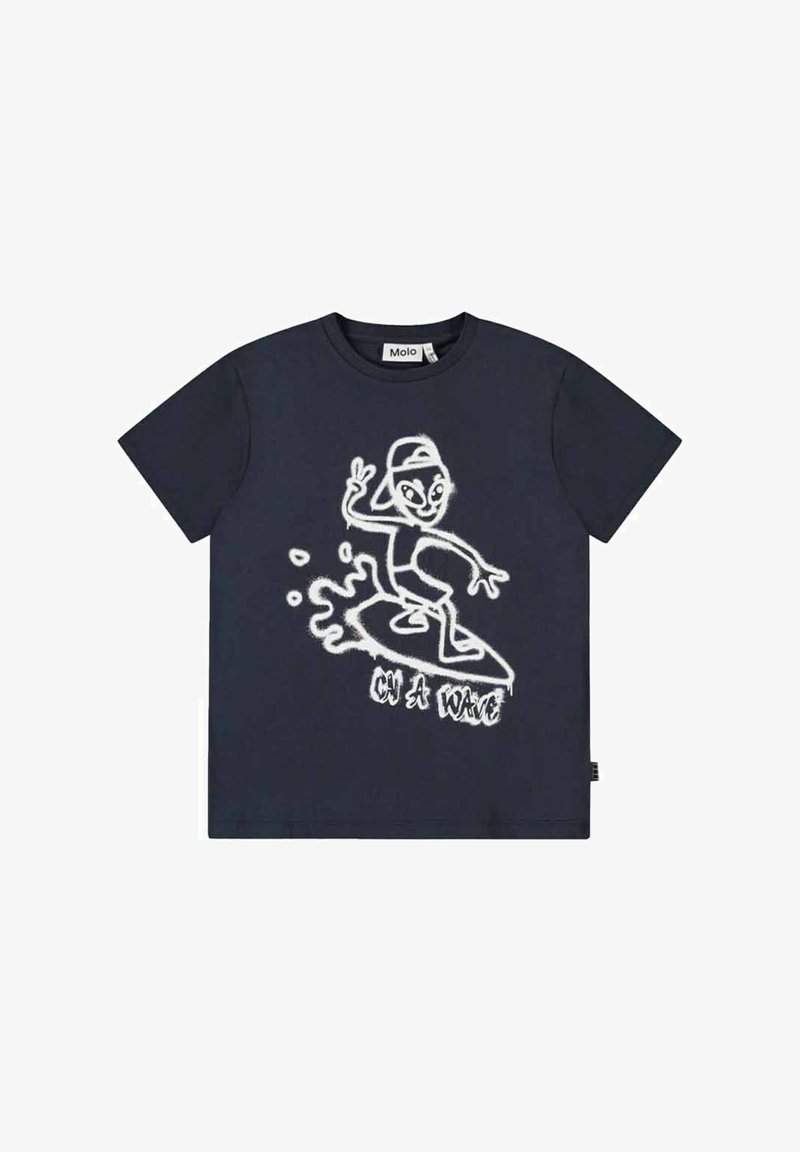 Marineblauwe katoenen t-shirt met een witte afbeelding van een cartoon surfer op een golf, met de tekst "OH A WAVE" onder het ontwerp. Korte mouwen, ronde hals.