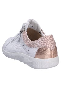 Sneaker bianco in pelle con finitura testurizzata, dotato di un retro con motivo rettile bronzo e chiusura con zip laterale. Suola in gomma.