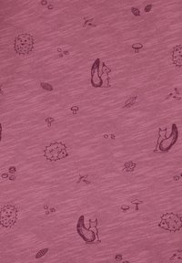 Tessuto rosa con una superficie testurizzata che presenta un motivo ripetuto di piccoli animali (scoiattoli, ricci) ed elementi naturali (foglie, funghi).