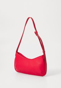 Rode leren handtas met een gebogen silhouet, verstelbare strap en een gladde textuur. Bevat minimaal beslag en heeft een elegant ontwerp.