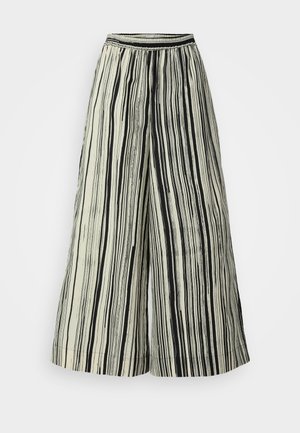 Tejfehér, széles lábú nadrág függőleges fekete csíkokkal. Rugalmas derékrésszel és puha anyagtextúrával rendelkezik, ami légies sziluettet alkot.