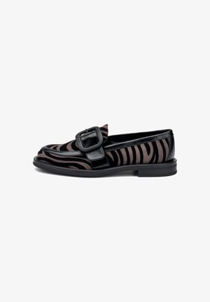 Mocassins rayés noirs et marron en daim, dotés d'une boucle noire brillante et d'une semelle plate légèrement surélevée.
