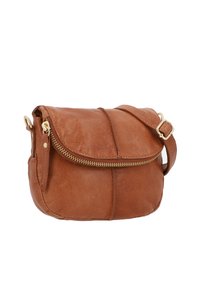 Borsa a tracolla in pelle marrone con chiusura a zip, forma curva e tracolla regolabile. Presenta hardware in tonalità oro e una finitura testurizzata.