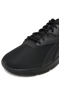 Mustad mustus spordijalats, millel on võrkmaterjalist pealmine osa, tekstuuriga pind, sünteetilised aksessuaarid ja nöörimise disain. Ümar varvas ja kummist tallad.