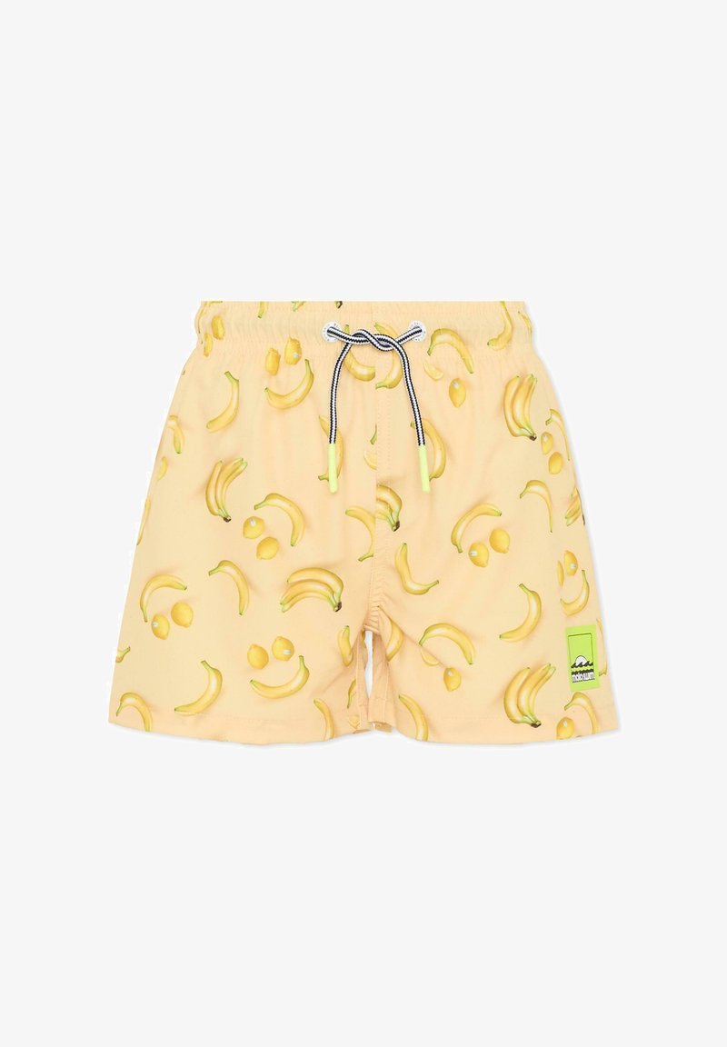 Shorts de bain jaunes avec des motifs de bananes et de citrons, dotés d'un cordon noir et blanc et d'un patch de marque vert sur la jambe.