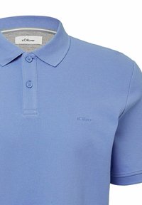Hellblaues Poloshirt mit strukturiertem Gewebe, zwei Knöpfen und umschlagbarem Kragen. Mit dezenter Logo-Stickerei auf der Brust.