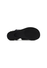 Zwarte sandalen met een gestructureerde bovenkant en een verstelbare gesp. Beschikt over een platte, flexibele rubberen zool met een patroon voor grip.