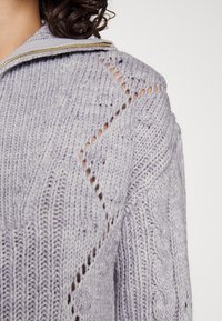 Object Neule - lilac