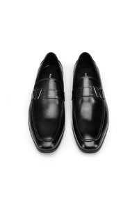 Černé kožené mokasíny s elegantním designem, čtveratou špičkou a ozdobným stříbrným logem "W". Hladký povrch s minimem švů.