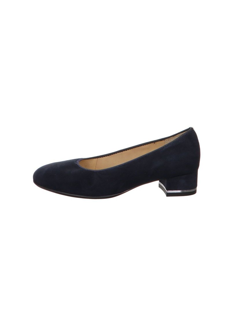 Zapato de tacón bajo de ante azul marino con punta redondeada y costuras tonales sutiles. Presenta un pequeño tacón cuadrado con un acento plateado en la base.