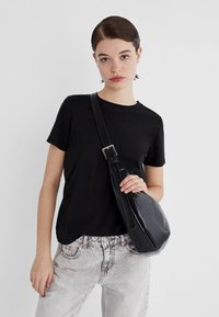 Stradivarius Käsilaukku - black