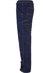 Pantaloni cargo din denim de culoare albastru închis, cu multiple buzunare, accente de cusătură vizibile și croială dreaptă. Material durabil cu o textură netedă.