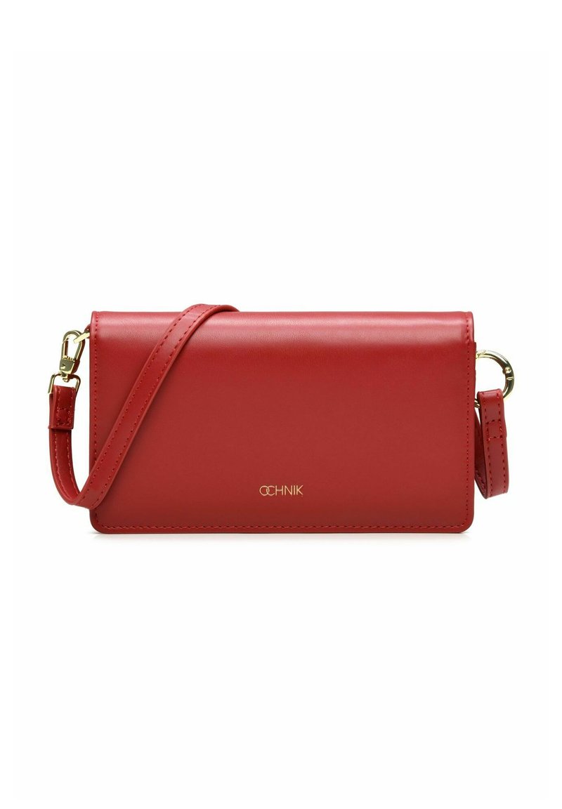 Czerwona skórzana torebka crossbody o gładkiej fakturze, z logo w złotym kolorze i odczepianym paskiem dla większej wszechstronności.