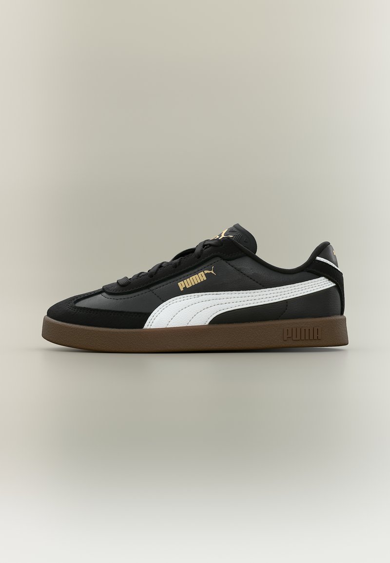 Μαύρο αθλητικό παπούτσι Puma με λευκή ρίγα, καφέ σόλα και χρυσό λογότυπο Puma στο πλάι, εμφανιζόμενο σε αριστερή πλευρική όψη.