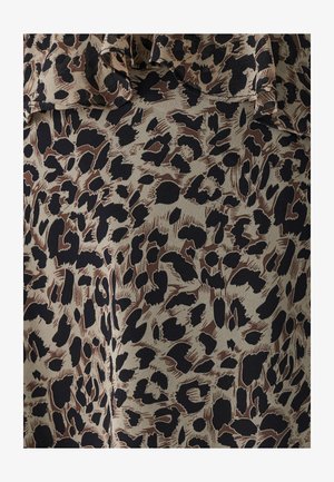 Top senza maniche in tessuto leggero con una base beige decorata da un motivo leopardato nero e marrone, completato da un dettaglio arricciato sul collo.