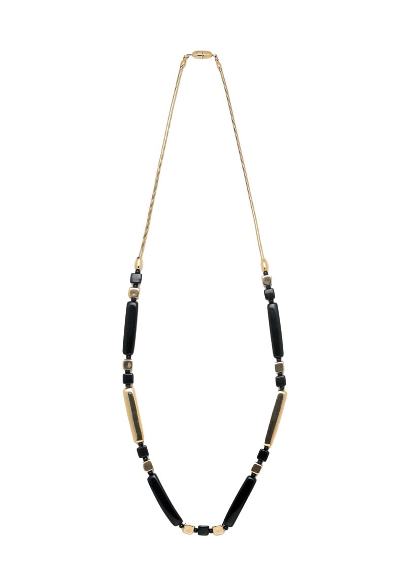 Colier cu tonuri de aur, prezentând mărgele negre elongate, accente pătrate și dreptunghiulare, și o lanț elegant, texturat.