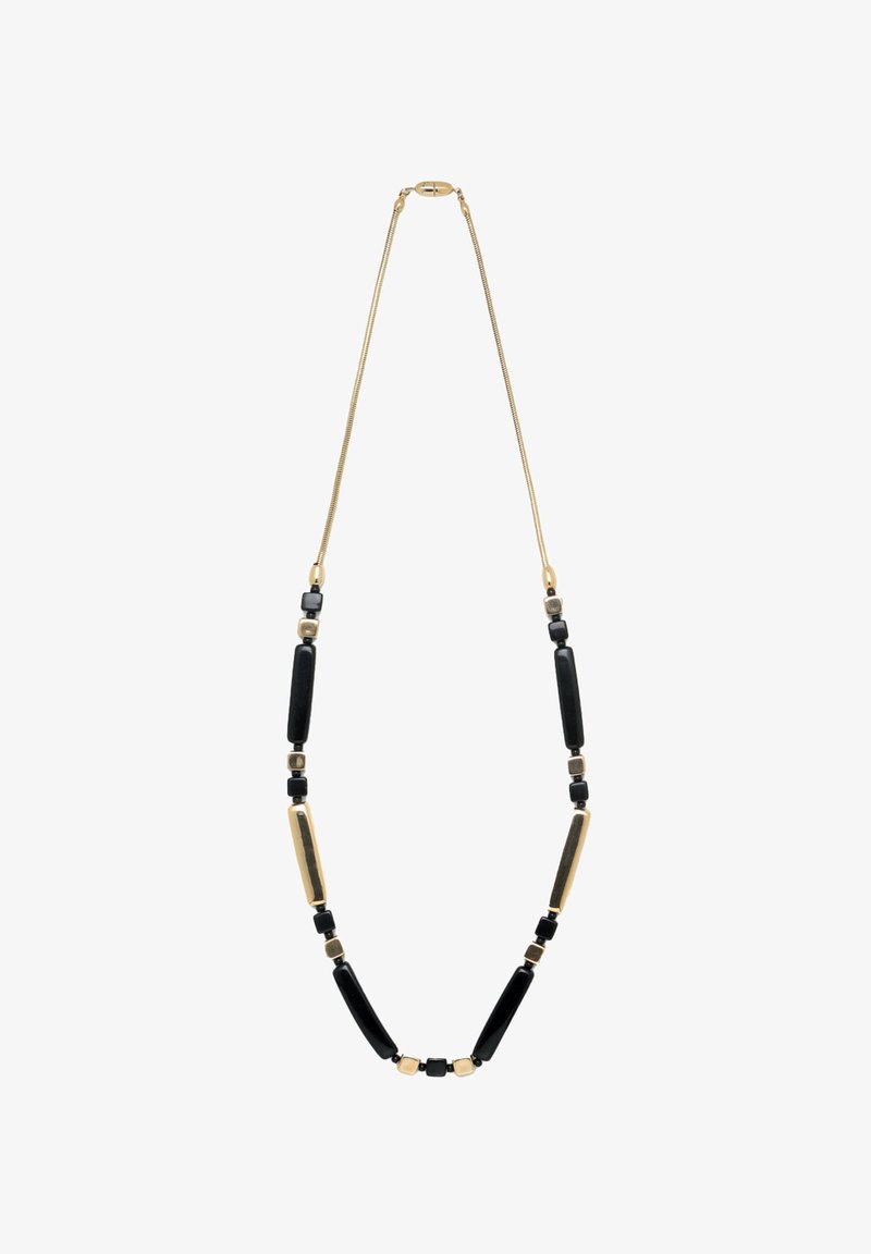 Aranyszínű nyaklánc, amely hosszúkás fekete gyöngyöket, négyzet és téglalap alakú díszeket, valamint egy sima, texturált láncot tartalmaz.
