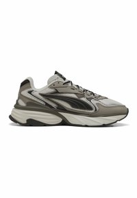 Baskets de sport grises et blanches avec des accents noirs, tige en mesh, semelle épaisse et rembourrée, et logo noir sur le côté, vues de l'extérieur.