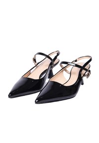 Tacchi slingback in vernice nera con punte appuntite, una fascia sopra e un piccolo tacco a blocco. Texture liscia, design minimalista.