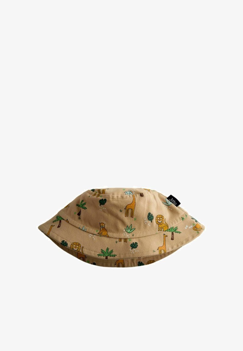 Chapeau seau beige avec des illustrations de lions, girafes, arbres et plantes, doté d'une petite étiquette en tissu noire sur le côté.