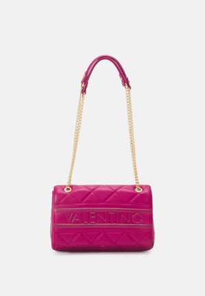 Sac à main en cuir matelassé rose vif avec une bandoulière en chaîne dorée et le logo "VALENTINO" embossé sur le devant, de forme rectangulaire.