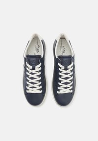 Sneaker in pelle blu navy con lacci bianchi, punta rotonda, fodera morbida e design minimalista. Presenta un logo discreto sul lato.