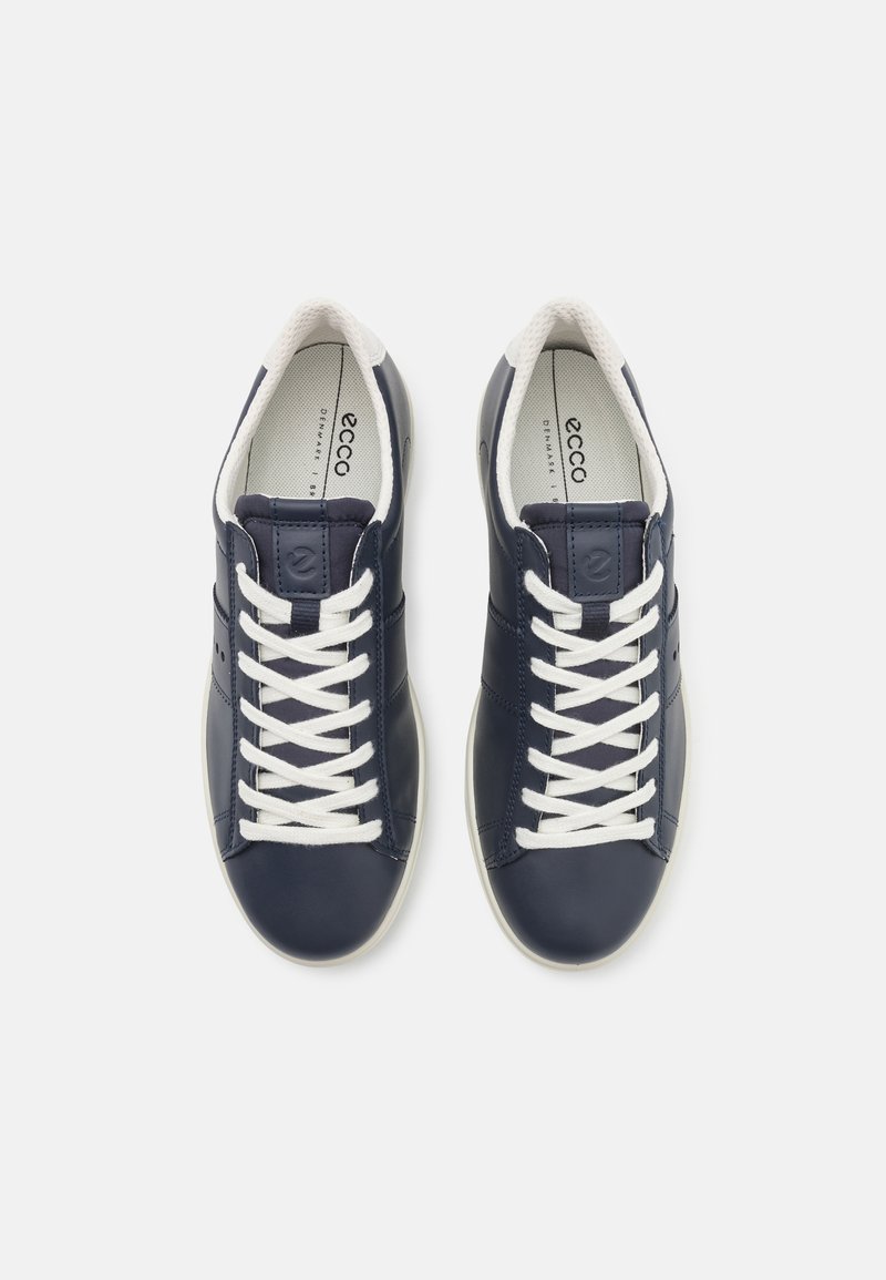 Marineblaue Ledersneaker mit weißen Schnürsenkeln, runder Zehenpartie, weicher Innenausstattung und minimalistischem Design. Verfügt über dezentes Branding an der Seite.