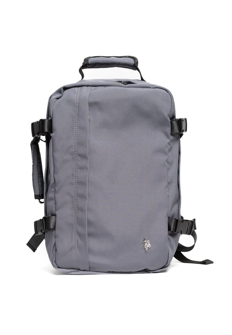 Šedý batoh vyrobený z odolné látky, má obdélníkový tvar, horní rukojeť, nastavitelné popruhy a na přední straně logo.