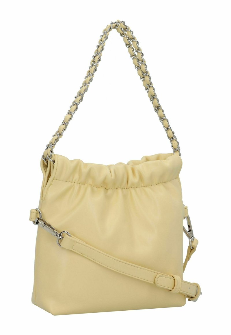 Gelbe Faux-Leder-Handtasche mit gerafft oben, silberner Kettenriemen und verstellbarem Schulterriemen. Glatte Textur mit minimalistischen Design.